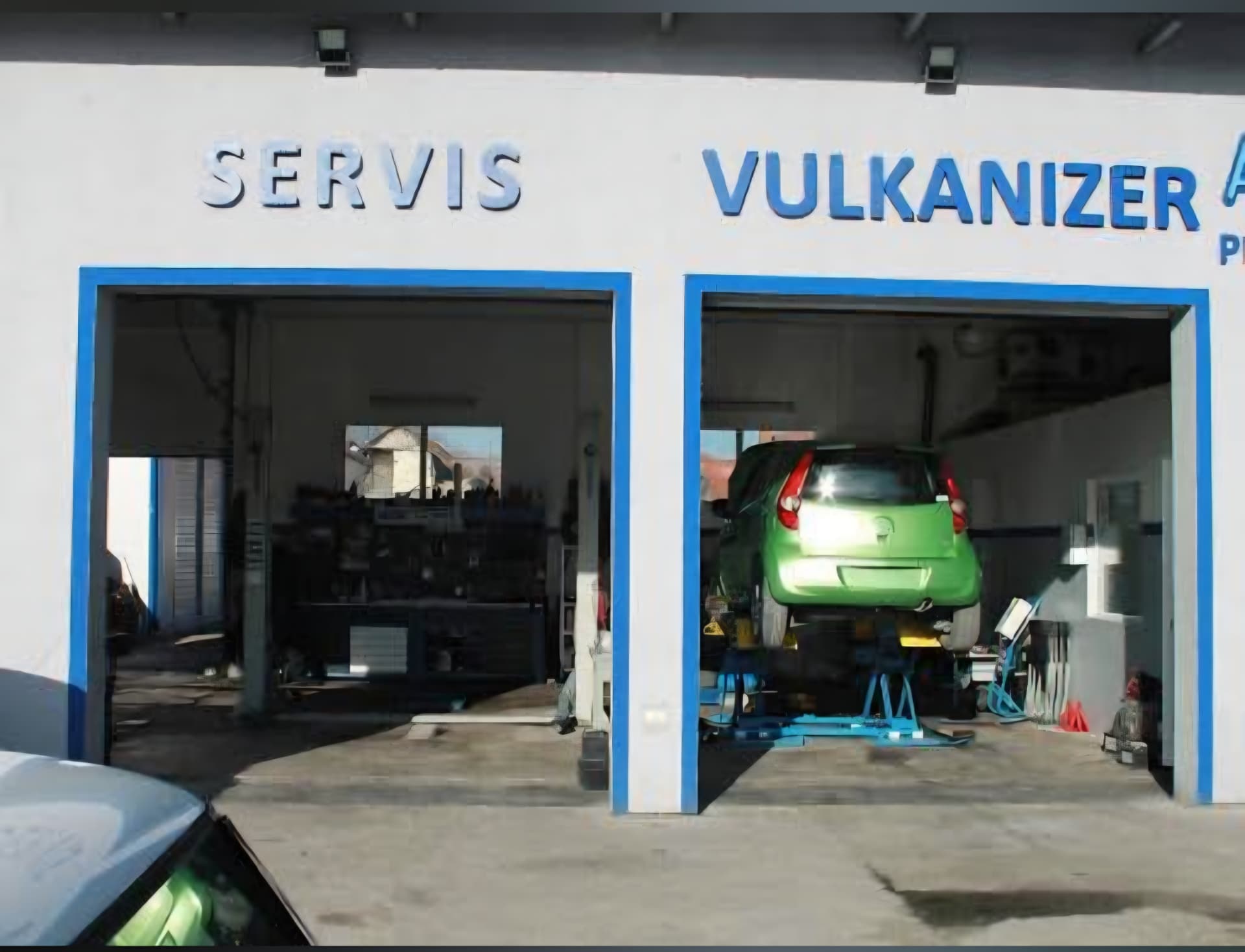 Vozilo na dizalici u servisnoj hali Auto centra PS