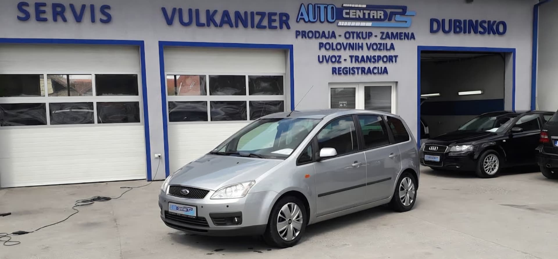 Objekat Auto centra PS sa vozilom ispred servisa